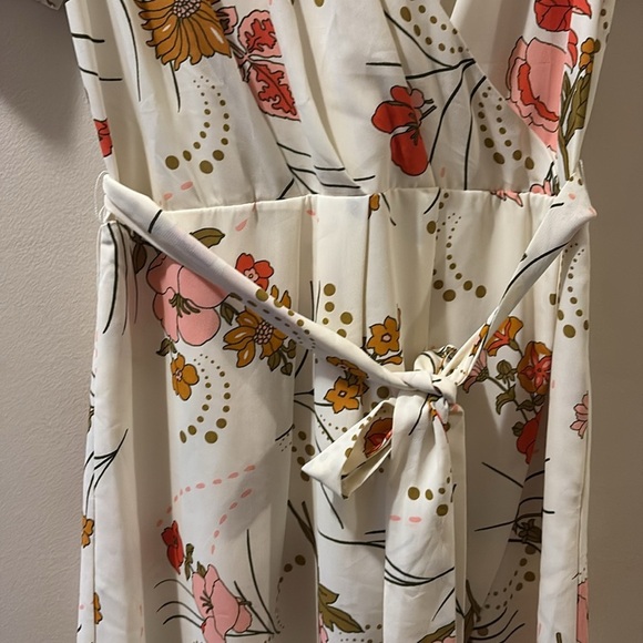 ModCloth Floral faux Wrap Dress - medium / like new - has pockets - Picture 3 of 8